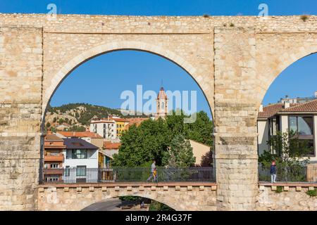 Persone che camminano sull'acquedotto nella città storica di Teruel, Spagna Foto Stock