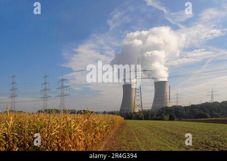 CENTRALE NUCLEARE. Centrale nucleare di Grafenrheinfeld nei pressi di Schweinfurt, linee ad alta tensione, piloni elettrici, torre di raffreddamento con nube di vapore Foto Stock