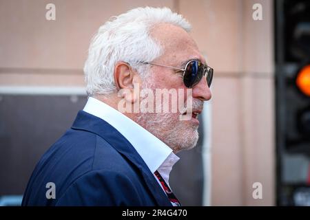 Lawrence Stroll, Executive Chairman di Aston Martin si vede nel paddock F1 in vista della terza sessione di prove libere del Gran Premio di Monaco F1 a Monaco il 27 maggio 2023. Foto Stock