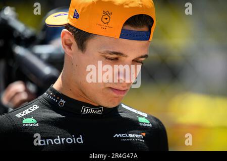 Il pilota britannico del McLaren F1 Team Lando Norris si vede nel paddock F1 in vista della terza sessione di prove libere del Gran Premio di Monaco F1 a Monaco il 27 maggio 2023. Foto Stock