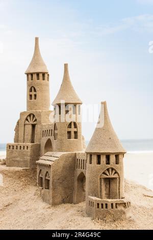 Grand sandcastle sulla spiaggia durante un giorno di estate Foto Stock