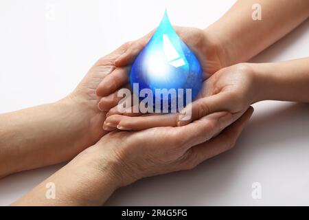 Donne giovani e anziane immagine di goccia d'acqua su sfondo bianco, primo piano Foto Stock