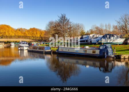 ELY, CAMBRIDGESHIRE, Regno Unito - NOVEMBRE 23 : Vista lungo il fiume Great Ouse a Ely il 23 Novembre 2012 Foto Stock