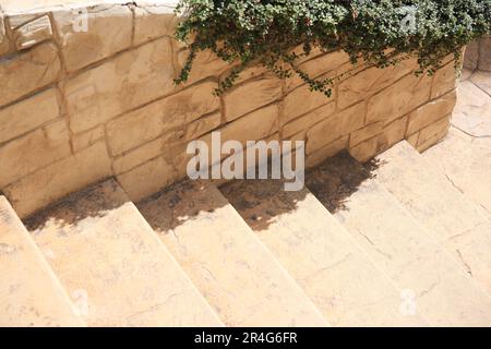 Vista sulle splendide scale in pietra vicino alle pareti in mattoni all'aperto Foto Stock