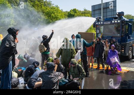 L'Aia, Paesi Bassi, 27.05.2023, attivisti del clima del movimento di ribellione estinzione che blocca la strada durante l'azione di protesta, la polizia che usa wat Foto Stock