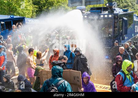 L'Aia, Paesi Bassi, 27.05.2023, attivisti del clima del movimento di ribellione estinzione che blocca la strada durante l'azione di protesta, la polizia che usa wat Foto Stock