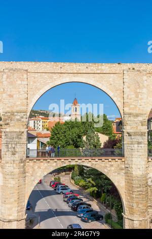 Arco dell'acquedotto con la chiesa di Salvador a Teruel, Spagna Foto Stock