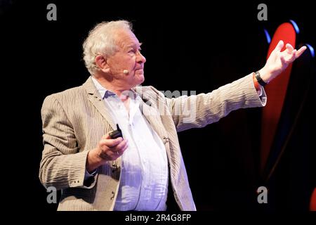 Hay Festival, Hay on Wye, Wales, UK – Domenica 28th Maggio 2023 – Simon Schama sul palco parlando del suo libro Foreign Bodies - Photo Steven May / Alamy Live News Foto Stock