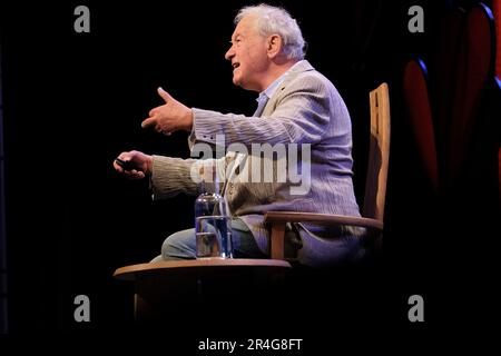 Hay Festival, Hay on Wye, Wales, UK – Domenica 28th Maggio 2023 – Simon Schama sul palco parlando del suo libro Foreign Bodies - Photo Steven May / Alamy Live News Foto Stock