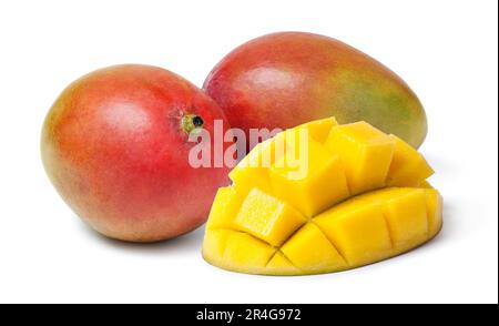 Frutti di mango tagliati a metà e interi su fondo bianco Foto Stock