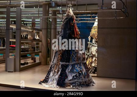 Parigi, Francia - 10 dicembre 2022: Albero di Natale fatto di vestiti in negozio Balenciaga Foto Stock