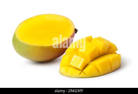 Frutti di mango tagliati a metà e interi su fondo bianco Foto Stock