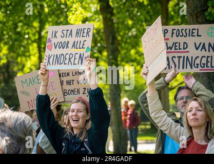 L'Aia, Paesi Bassi, 27.05.2023, attivisti del clima del movimento di ribellione contro l'estinzione durante un'azione di protesta all'Aia contro i subsidi fossili Foto Stock