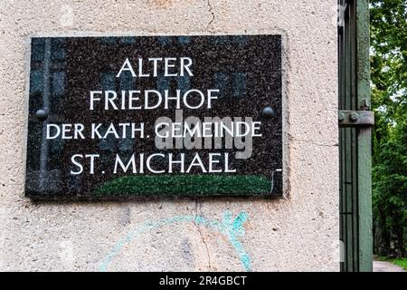 Alter St Michael-Friedhof, Old St Michael Cemetery, Cave Yard cattolica, Hermannstrasse 191-195, Neukölln, Berlino Foto Stock