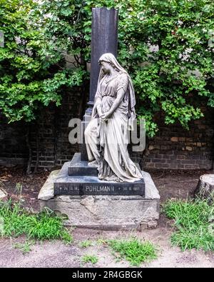 Alter St Michael-Friedhof, Old St Michael Cemetery, Cave Yard cattolica, Hermannstrasse 191-195, Neukölln, Berlino Foto Stock