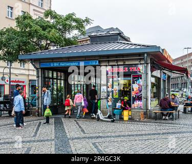 La stazione della metropolitana U-bahn di Hermannplatz serve le linee U8 e U7, Neukölln, Berlino e Germania Foto Stock