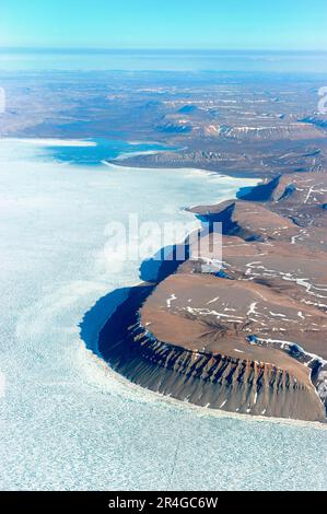 Scogliere e impacco ghiaccio, Devon Island, Nunavut, Canada Foto Stock