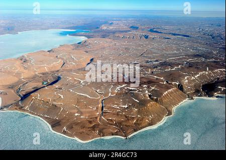 Scogliere e impacco ghiaccio, Devon Island, Nunavut, Canada Foto Stock