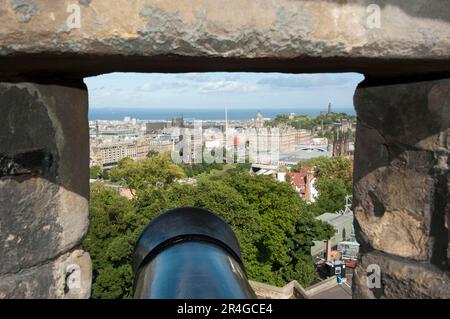 Vista dal Castello di Edimburgo verso Calton Hill, Edimburgo, Lothian, Scozia, Edimburgo, Scott Monument, Balmoral Hotel, Castle Rock, cannone Foto Stock