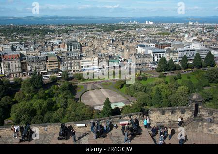 Vista di Princess Street e della città nuova dal Castello di Edimburgo, Edimburgo, Lothian, Scozia, Regno Unito Foto Stock