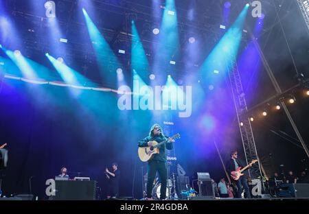 Jamie Webster si esibisce dal vivo sul Main Stage al Neighbourhood Weekend Festival Warrington 27th maggio 2023 Foto Stock