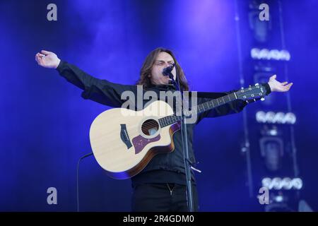 Jamie Webster si esibisce dal vivo sul Main Stage al Neighbourhood Weekend Festival Warrington 27th maggio 2023 Foto Stock