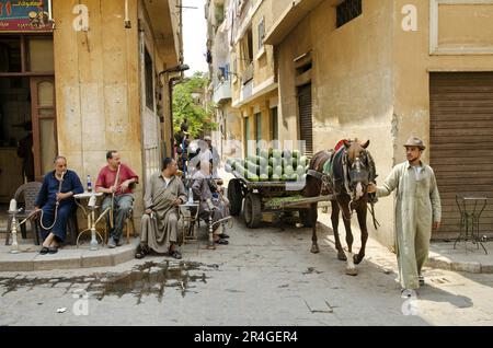 Street scene nel cairo città vecchia egitto Foto Stock