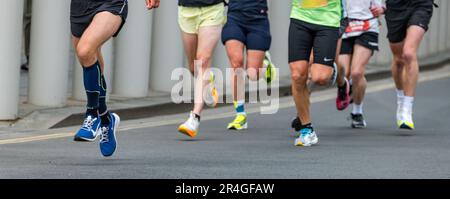 Edimburgo, Scozia, Regno Unito, 28th maggio 2023. Maratona di Edimburgo: Alcune migliaia di maratonete corrono lungo il Royal Mile nella prima fase del percorso. Credit: Sally Anderson/Alamy Live News Foto Stock