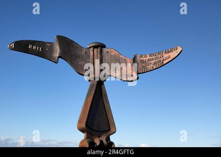 Segno che indica l'inizio di Offa's Dyke percorso vicino a Prestatyn Foto Stock