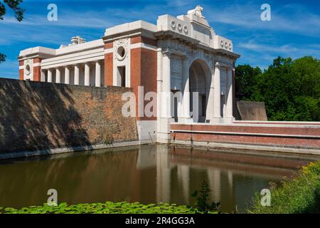 Ypres, Belgio - 8 luglio 2010 : Menen Gate. Monumento ai caduti britannici, eretto dopo la prima guerra mondiale in ricordo di soldati morti senza alcuna tomba nota. Foto Stock