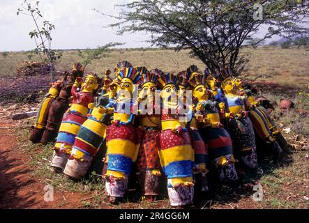 Molte delle divinità di terracotta in un tempio della divinità guardiana, Tamil Nadu, India, Asia Foto Stock