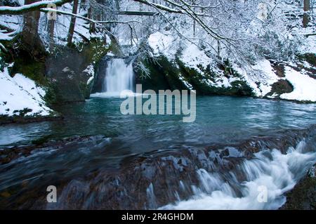 Fiume argen a Eistobel, Inverno, vicino a Isny, Allgau, Baviera, Germania Foto Stock