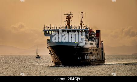 Traghetto Caledonian MacBrayne 'Signore delle isole' che arriva all'isola Ebridea di Coll, Scozia da Tiree. Foto Stock