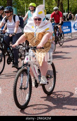 Westminster, Londra, Regno Unito. 28th maggio, 2023. Nell'ambito dell'evento ciclistico RideLondon di tre giorni, un ampio percorso intorno al centro di Londra è stato chiuso al traffico per consentire ai membri del pubblico di superare i monumenti storici della città senza altri veicoli, tra cui il passaggio di Buckingham Palace e il centro commerciale. Cavaliere in costume gelato Foto Stock