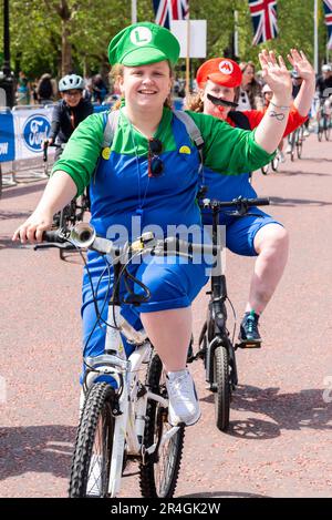 Westminster, Londra, Regno Unito. 28th maggio, 2023. Nell'ambito dell'evento ciclistico RideLondon di tre giorni, un ampio percorso intorno al centro di Londra è stato chiuso al traffico per consentire ai membri del pubblico di superare i monumenti storici della città senza altri veicoli, tra cui il passaggio di Buckingham Palace e il centro commerciale. Cavaliere in costume Super Mario Foto Stock