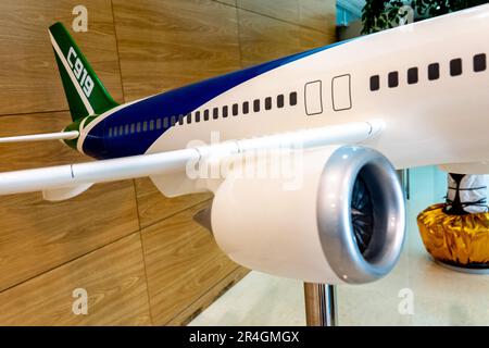 ZHENGZHOU, CINA - 14 APRILE 2018 - Un modello del jet C919 del passeggero del grande getto della Cina homegrown è visto all'istituto di Zhengzhou di gestione di industria di aeronautica a Zhengzhou, provincia di Henan della Cina centrale, 14 aprile 2018. Il 28 maggio 2023, China Eastern MU9191, il primo volo commerciale del grande aeromobile C919 sviluppato internamente, ha impiegato 2 ore e 25 minuti dall'aeroporto Hongqiao di Shanghai all'aeroporto della capitale di Pechino in mattinata. Il C919, nome completo COMAC C919, è un grande jet civile sviluppato dalla Cina in conformità con le normative internazionali in materia di aviazione civile e con intellec indipendente Foto Stock