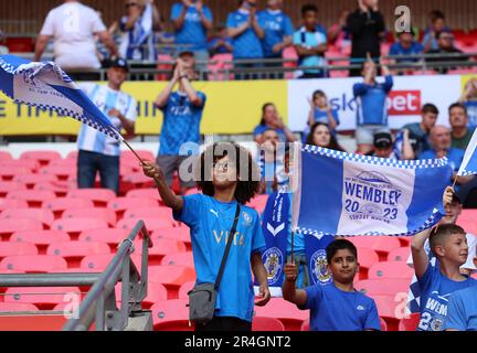 I fan della Stockport County in tribuna sventolano le bandiere davanti alla finale della Sky Bet League Two al Wembley Stadium, Londra. Data immagine: Domenica 28 maggio 2023. Foto Stock