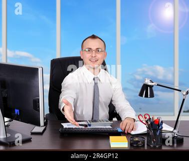 Uomo d'affari seduto in ufficio e tiene la mano Foto Stock