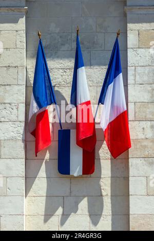 Trhee bandiere tricolore francesi e scudo su edificio governativo - Tours, Indre-et-Loire (37), Francia. Foto Stock