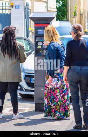 Donne che pagano il biglietto per il parcheggio a macchina automatica - Tours, Indre-et-Loire (37), Francia. Foto Stock