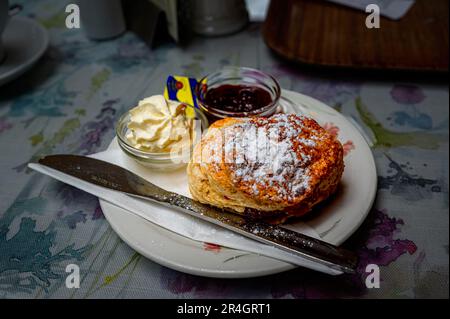 Scone classico con crema e marmellata in una sala da tè del North Yorkshire, Regno Unito Foto Stock
