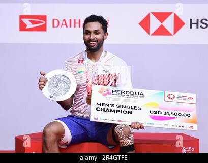 Kuala Lumpur, Malesia. 28th maggio, 2023. La medaglia d'oro Prannoy H.S. dell'India si pone durante la cerimonia di premiazione per la finale maschile al Malaysia Masters 2023 a Kuala Lumpur, Malesia, 28 maggio 2023. Credit: Wong Fok Loy/Xinhua/Alamy Live News Foto Stock