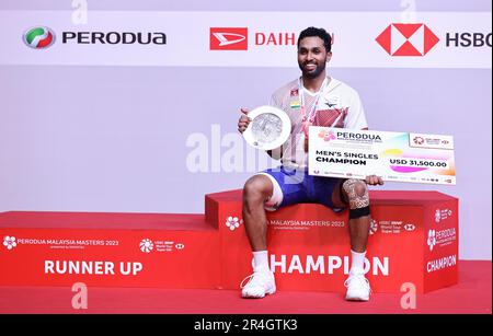 Kuala Lumpur, Malesia. 28th maggio, 2023. La medaglia d'oro Prannoy H.S. dell'India si pone durante la cerimonia di premiazione per la finale maschile al Malaysia Masters 2023 a Kuala Lumpur, Malesia, 28 maggio 2023. Credit: Wong Fok Loy/Xinhua/Alamy Live News Foto Stock