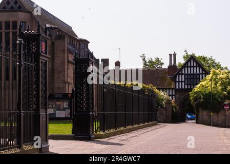 Ingresso al Palazzo Vescovile accanto alla Cattedrale Hereford Herefordshire Inghilterra Regno Unito Foto Stock