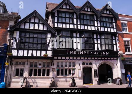 L'Imperial Inn e' alloggiato in un tradizionale edificio in legno bianco e nero in Widemarsh Street, nel centro citta' di Herefordshire, Inghilterra, Regno Unito Foto Stock