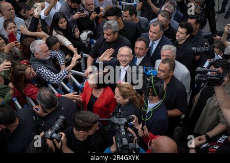 Ankara, Turchia. 28th maggio, 2023. Candidato presidenziale dell'Alleanza Nazionale, Kemal Kilicdaroglu arriva al seggio della Scuola primaria argentina per esprimere il suo voto durante il secondo turno delle elezioni presidenziali turche del 2023. Credit: SOPA Images Limited/Alamy Live News Foto Stock