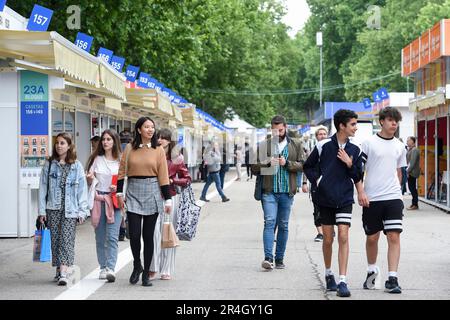 Madrid, Spagna. 26th maggio, 2023. La gente visita la Fiera del Libro di Madrid a Madrid, Spagna, 26 maggio 2023. L'edizione 82nd della Fiera del Libro di Madrid si tiene dal 26 maggio al 11 giugno 2023 al Parco El Retiro di Madrid. Credit: Gustavo Valiente/Xinhua/Alamy Live News Foto Stock