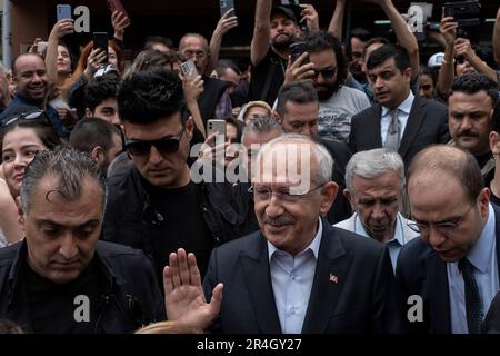 Ankara, Turchia. 28th maggio, 2023. Candidato presidenziale dell'Alleanza Nazionale, Kemal Kilicdaroglu arriva al seggio della Scuola primaria argentina per esprimere il suo voto durante il secondo turno delle elezioni presidenziali turche del 2023. (Foto di Bilal Seckin/SOPA Images/Sipa USA) Credit: Sipa USA/Alamy Live News Foto Stock