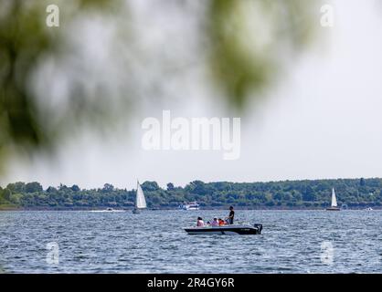 Senftenberg, Germania. 28th maggio, 2023. La domenica di Pasqua le barche navigano al sole sul lago di Senftenberg. Credit: Frank Hammerschmidt/dpa/Alamy Live News Foto Stock