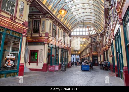 Interno del Leadenhall Market Londra Inghilterra costruito in stile vittoriano Foto Stock